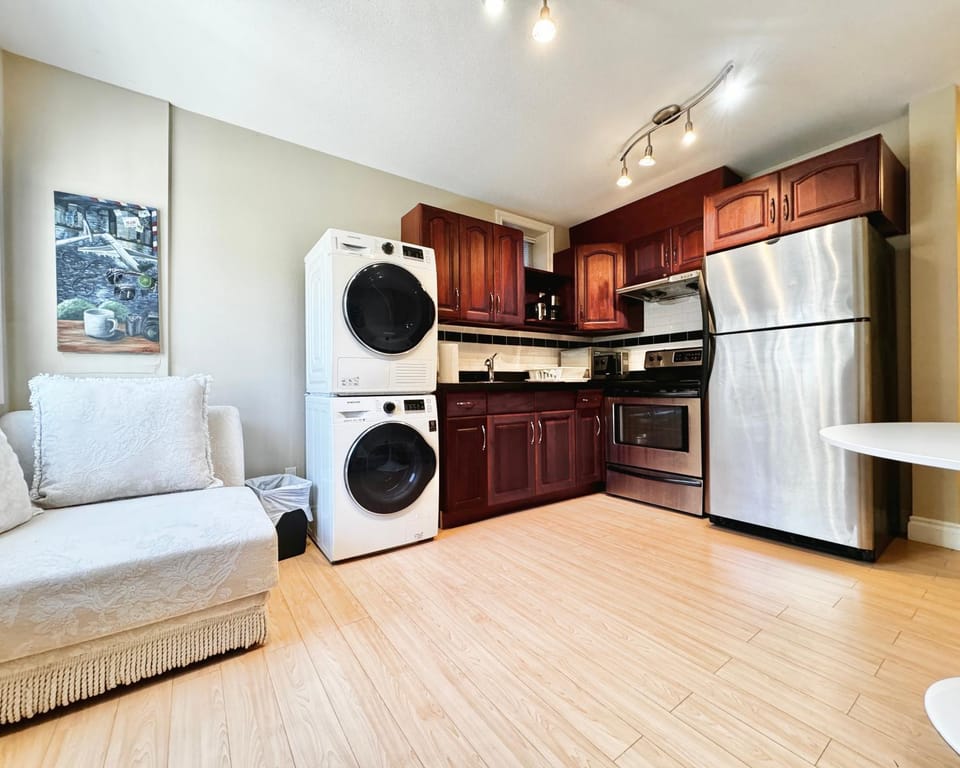 Kitchen or kitchenette, oven, stove, toaster, washing machine, dryer