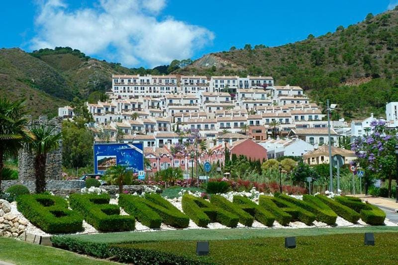 Nearby landmark, Natural landscape, Mountain view