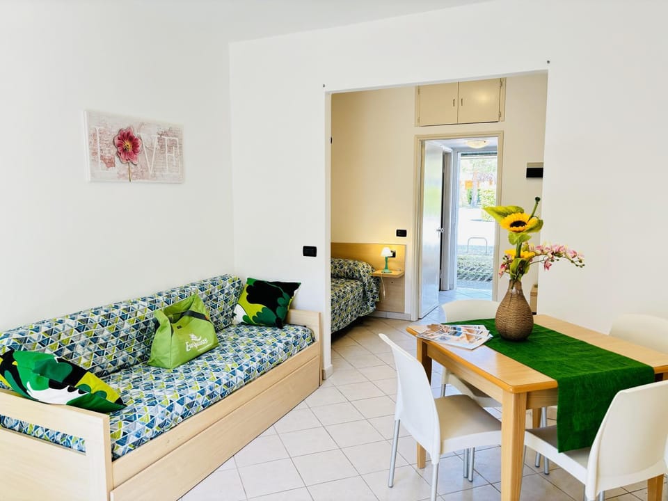 Bed, Living room, Seating area, Dining area