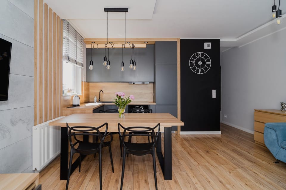 Kitchen or kitchenette, Dining area