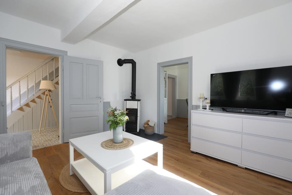 Communal lounge/ TV room, TV and multimedia, Living room, Seating area, Evening entertainment
