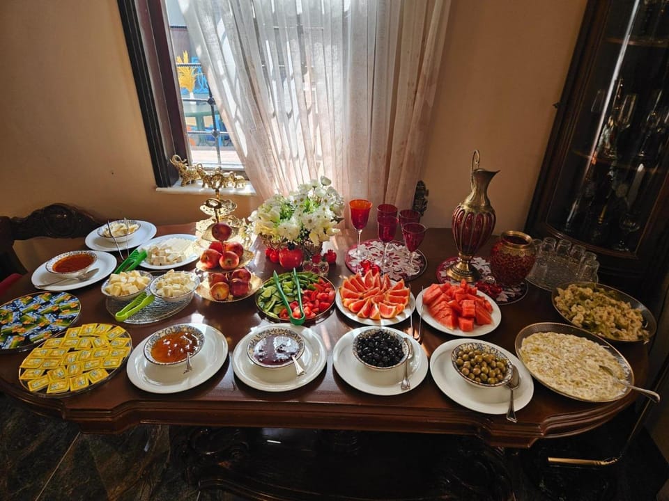 Restaurant/places to eat, Food and drinks, Dining area, Food, Buffet breakfast, Drinks