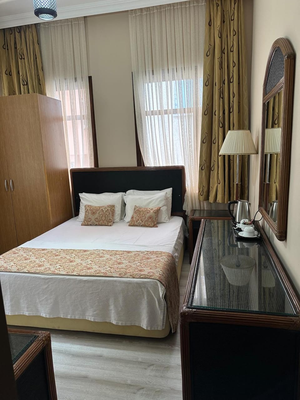 Bed, TV and multimedia, Photo of the whole room, Decorative detail, Bedroom, safe, wardrobe, air conditioner