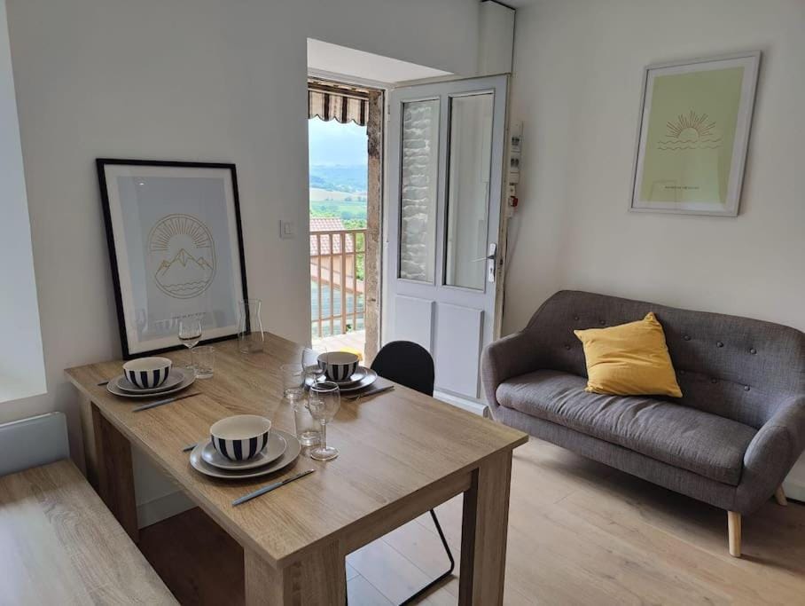 Balcony/Terrace, Living room, Seating area, Dining area, Mountain view