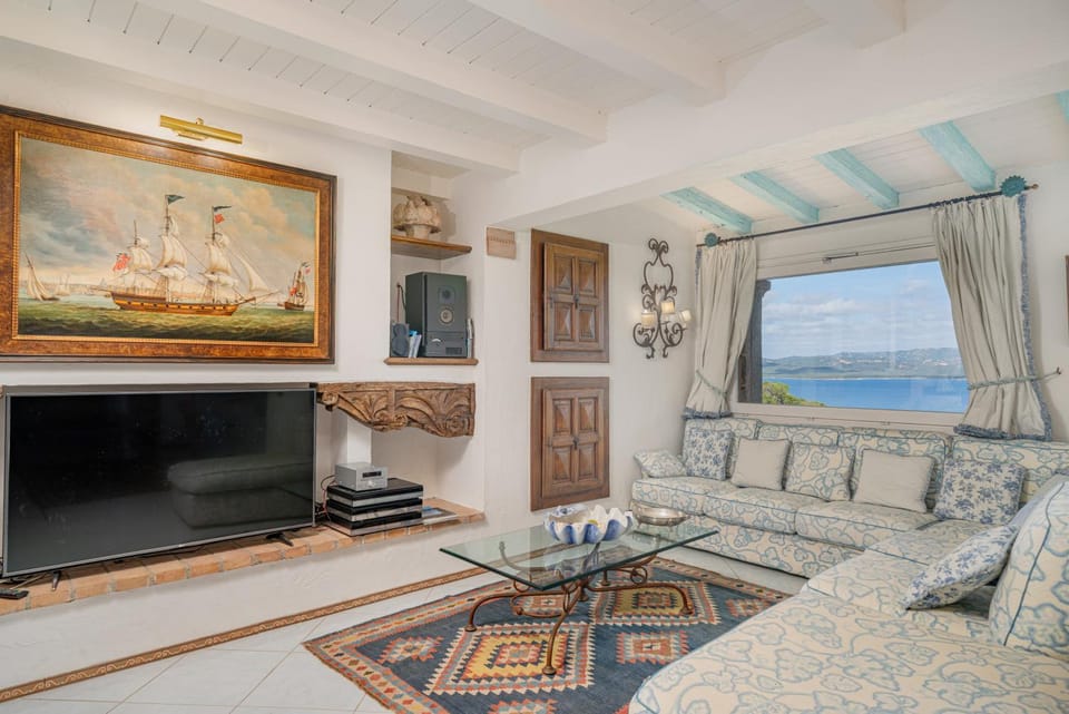 Natural landscape, TV and multimedia, Living room, Seating area, Evening entertainment