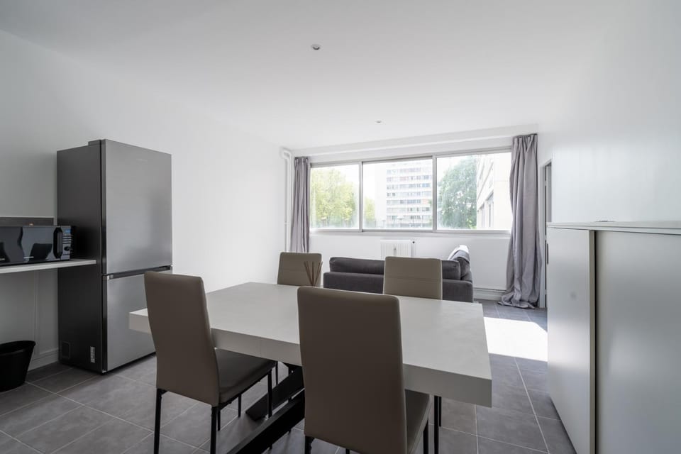 Kitchen or kitchenette, Living room, Seating area, Dining area