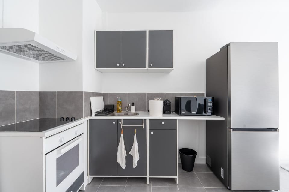 Coffee/tea facilities, Kitchen or kitchenette, oven, stove