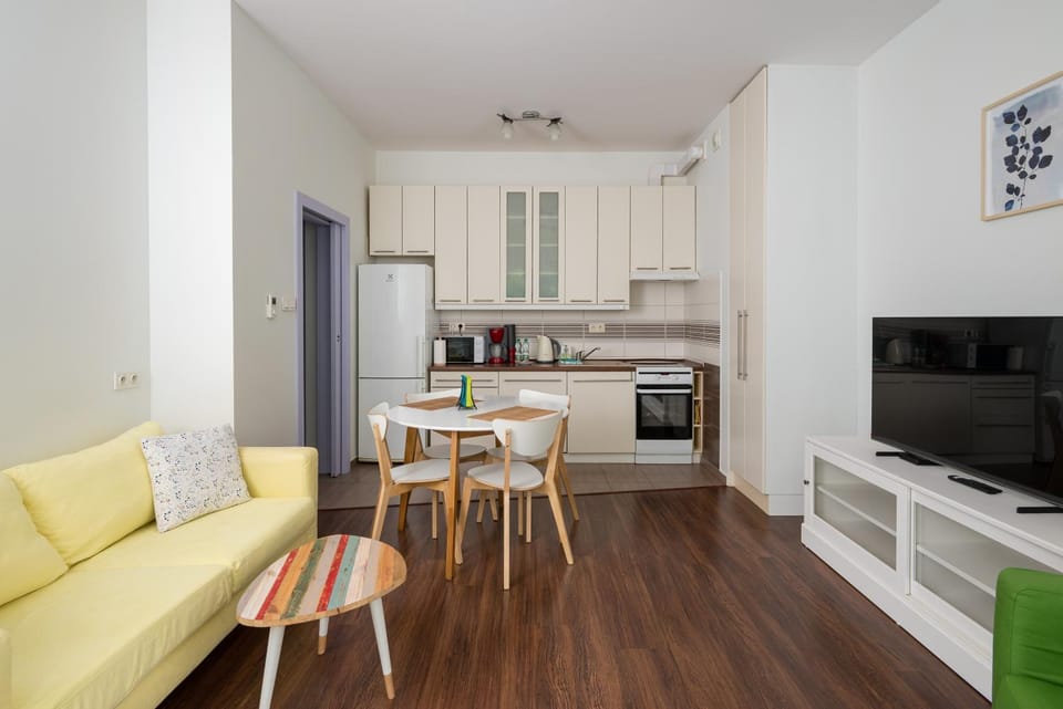 TV and multimedia, Kitchen or kitchenette, Living room, Seating area, Dining area, dishwasher, oven, stove
