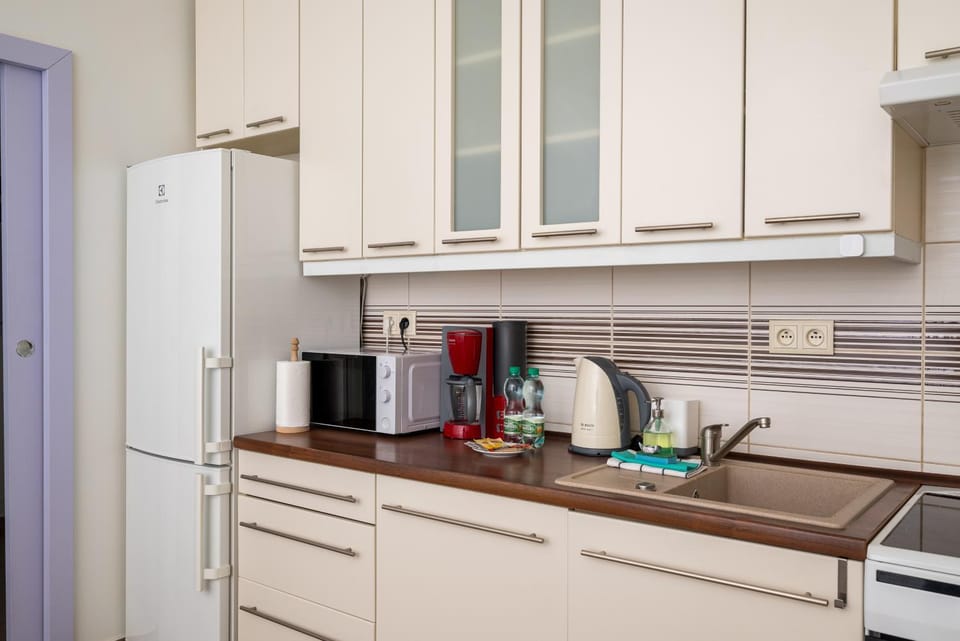 Coffee/tea facilities, Kitchen or kitchenette, dishwasher, oven, stove