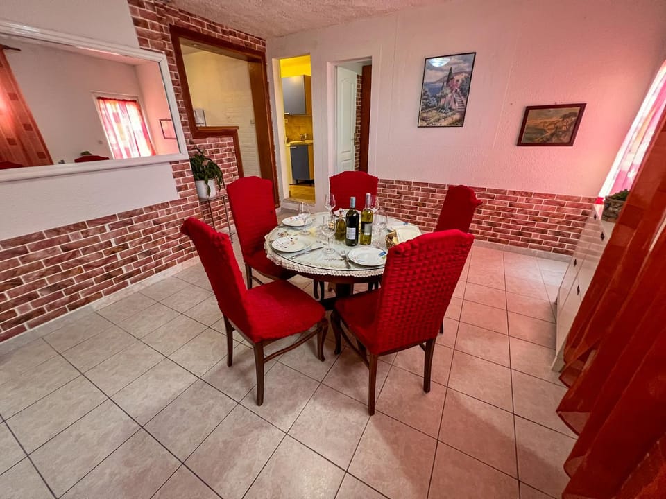 Seating area, Dining area