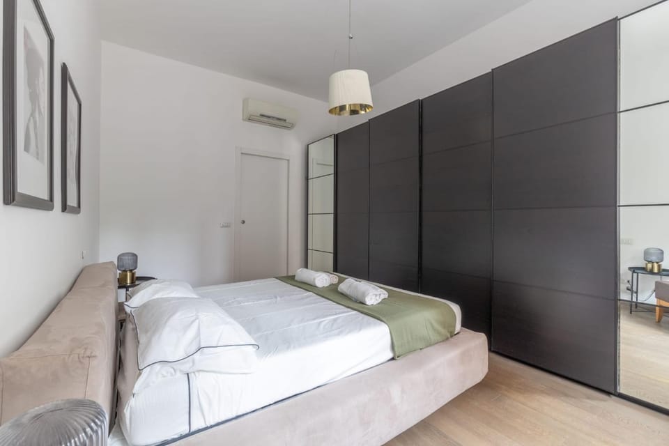 Bed, Bedroom, towels, wardrobe