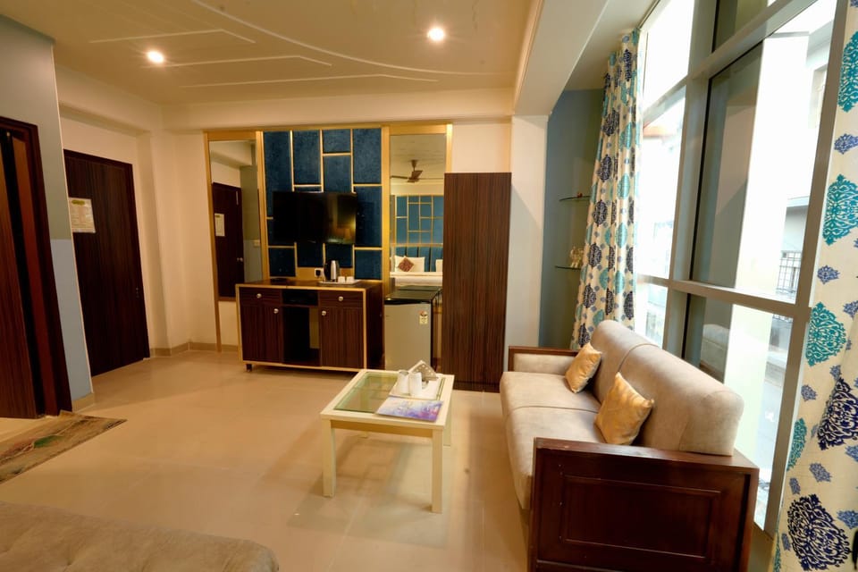 Bed, TV and multimedia, View (from property/room), Living room, Photo of the whole room, Seating area, Dining area, Bedroom