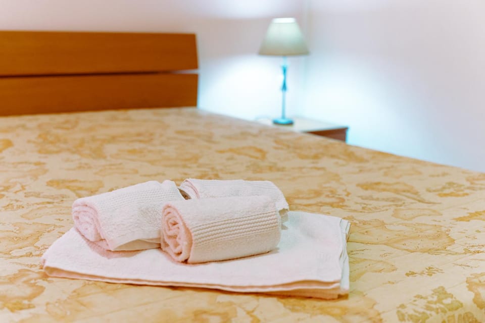 Bed, Bedroom, towels