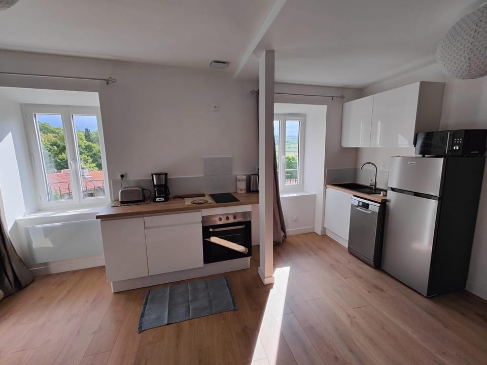 Coffee/tea facilities, Kitchen or kitchenette, Dining area, dishwasher, oven, stove, toaster