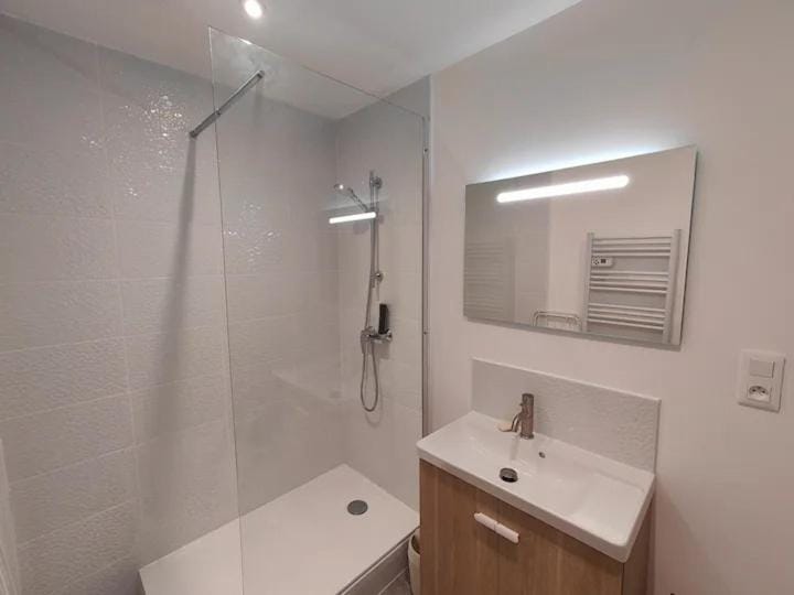 Shower, Bathroom, towels