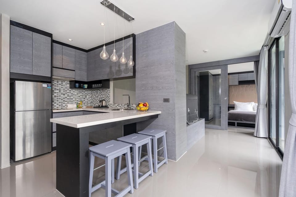 Kitchen or kitchenette, Photo of the whole room, Dining area, stove