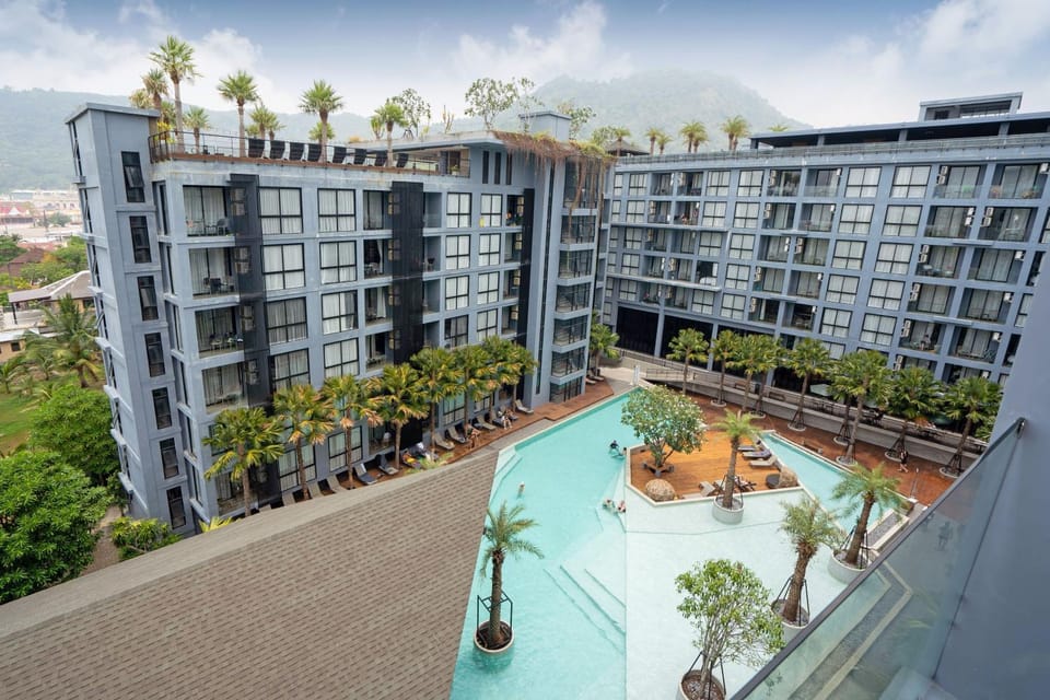 Property building, Day, Balcony/Terrace, Pool view