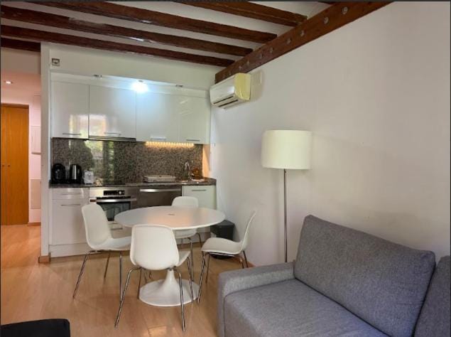 Kitchen or kitchenette, Dining area, air conditioner