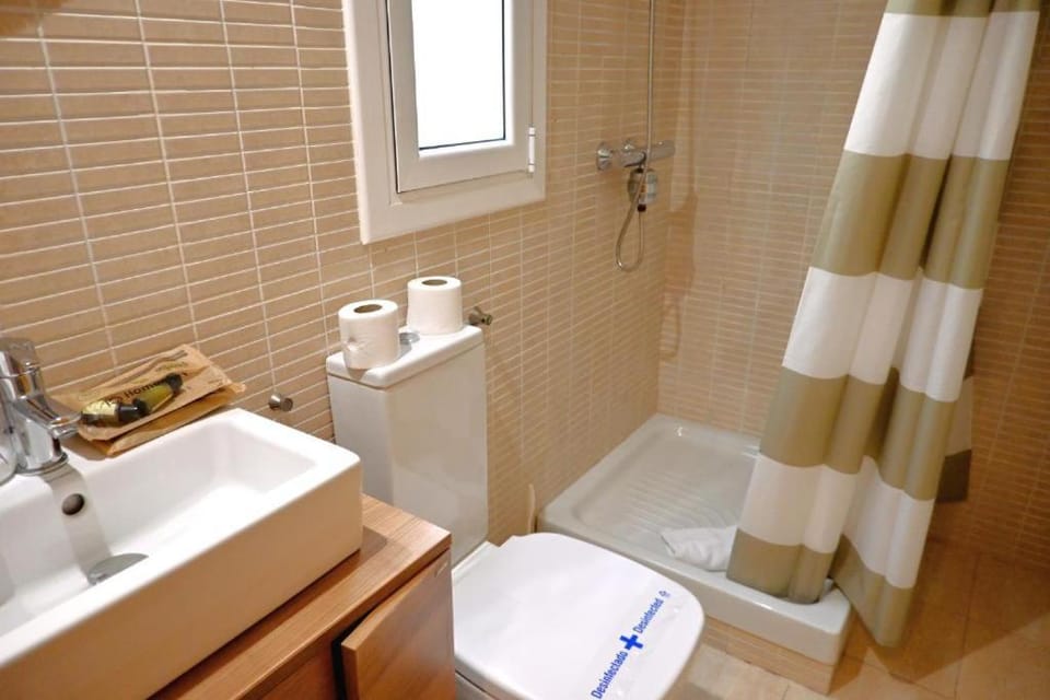 Shower, Toilet, Bathroom, Bath, towels