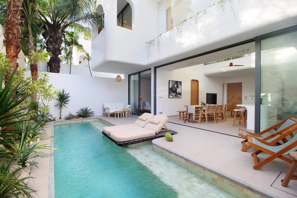 Patio, Swimming pool, sunbed