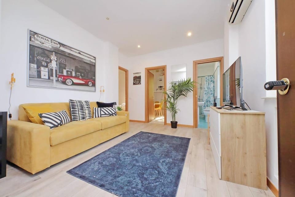 TV and multimedia, Kitchen or kitchenette, Living room, Seating area, air conditioner