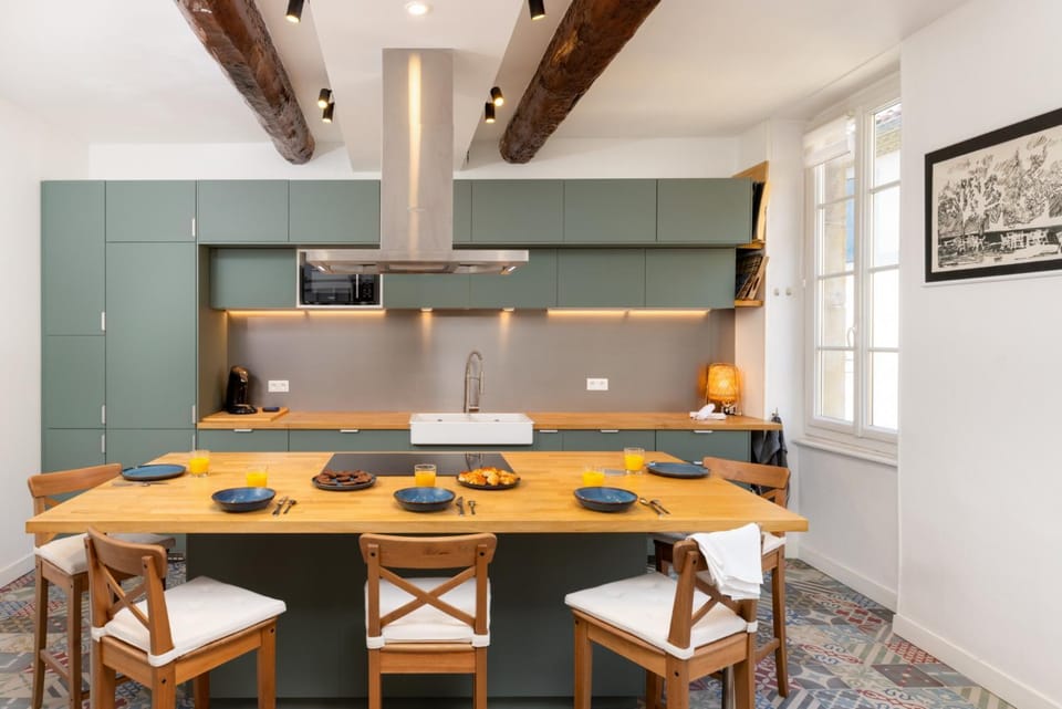 Kitchen or kitchenette, Dining area
