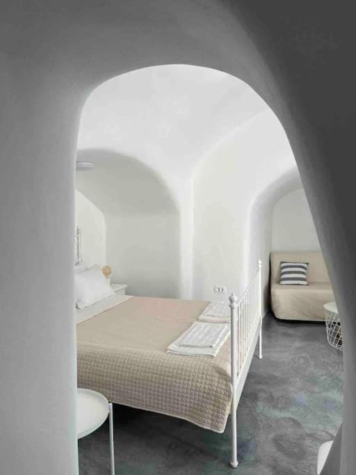 Unique small stonehouse at Thira House in Megalochori