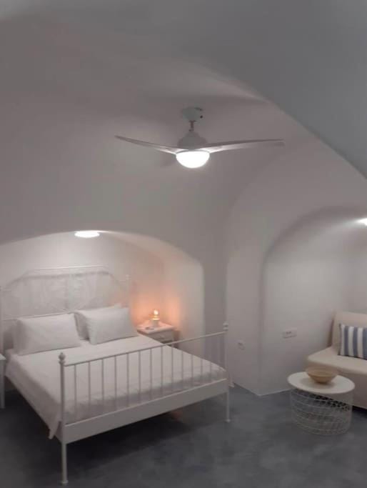 Unique small stonehouse at Thira House in Megalochori