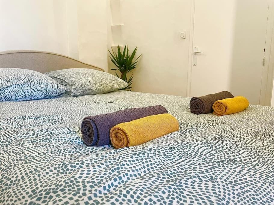 Bed, Photo of the whole room, Bedroom, towels
