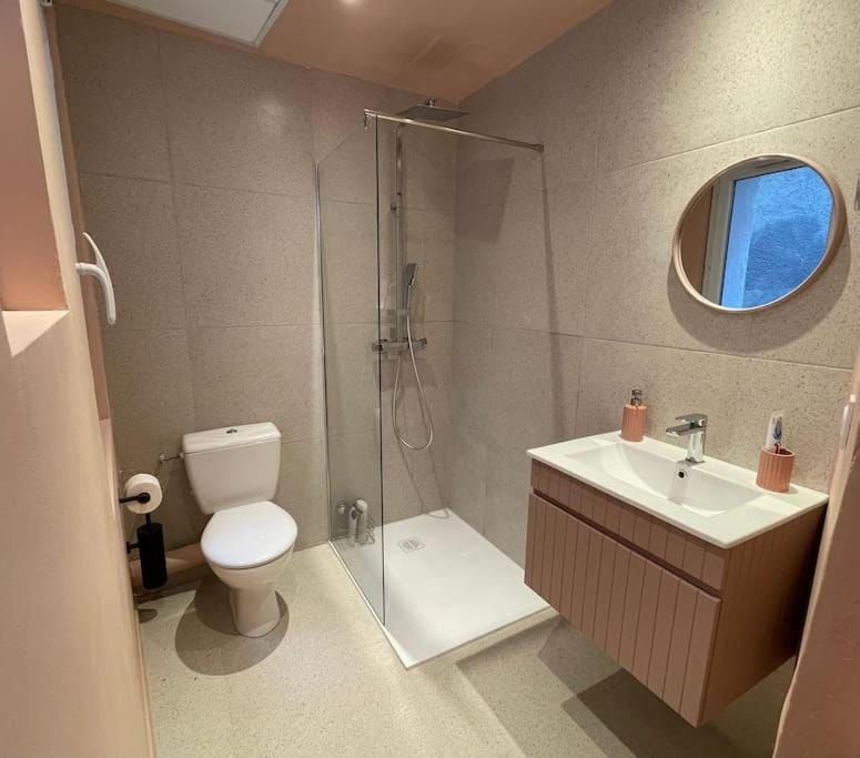 Shower, Toilet, Bathroom, towels