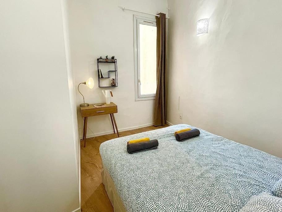 Bed, Photo of the whole room, Bedroom, towels
