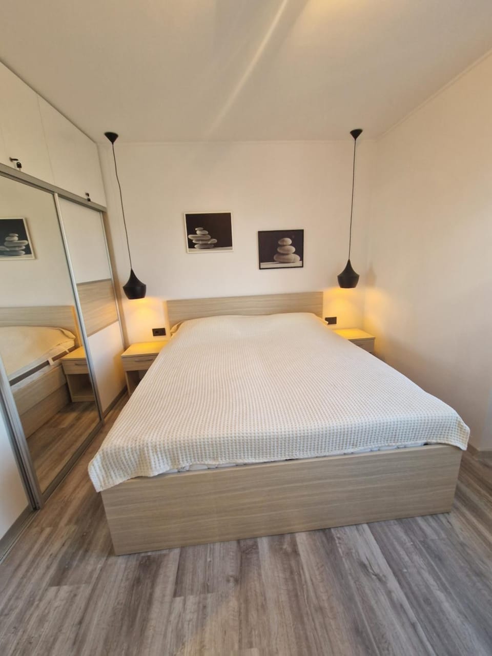 Bed, Photo of the whole room, wardrobe