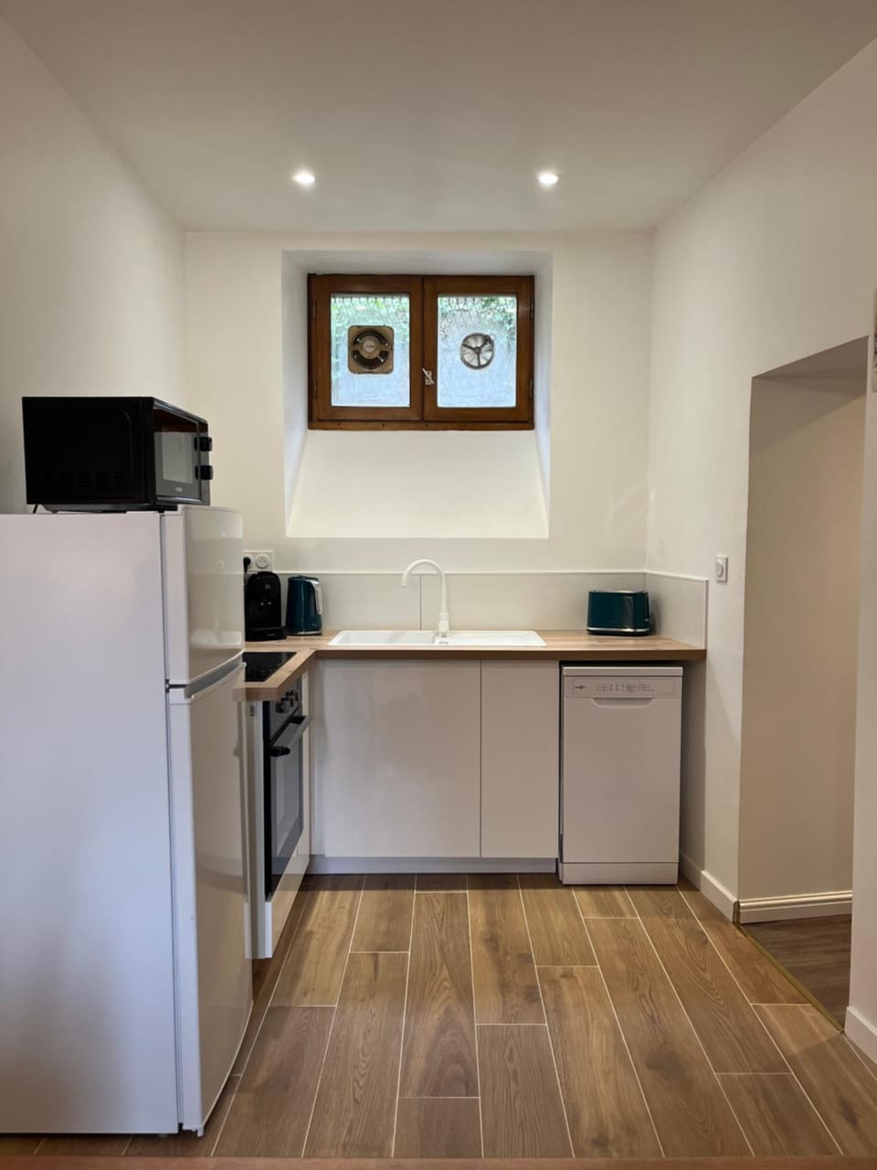 Coffee/tea facilities, dishwasher, microwave, oven, stove, toaster, kitchen