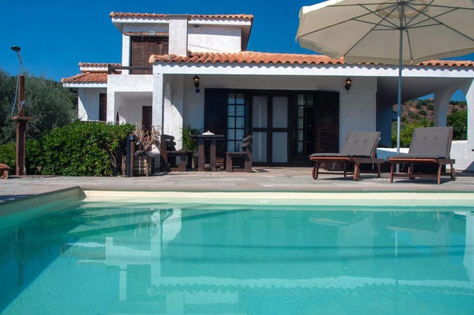 Property building, Day, Balcony/Terrace, Pool view, Swimming pool, sunbed
