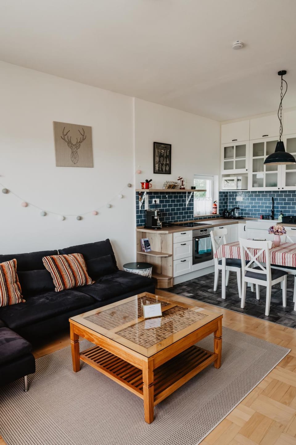 Kitchen or kitchenette, Living room, Seating area, Dining area