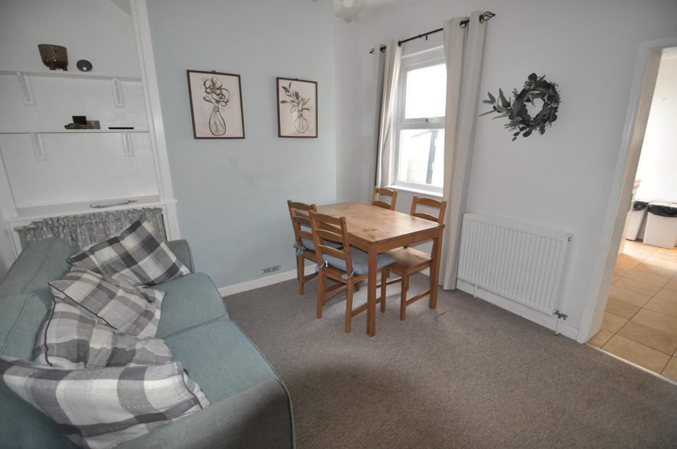 Communal lounge/ TV room, TV and multimedia, Living room, Seating area, Dining area