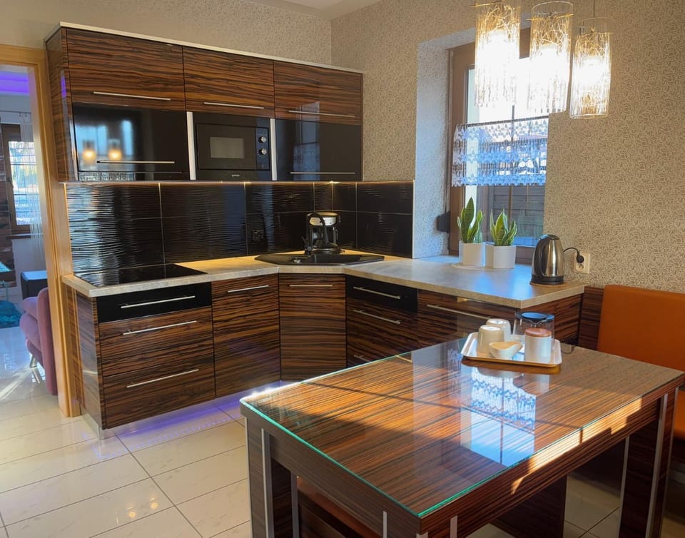 Coffee/tea facilities, dishwasher, microwave, oven, stove, kitchen