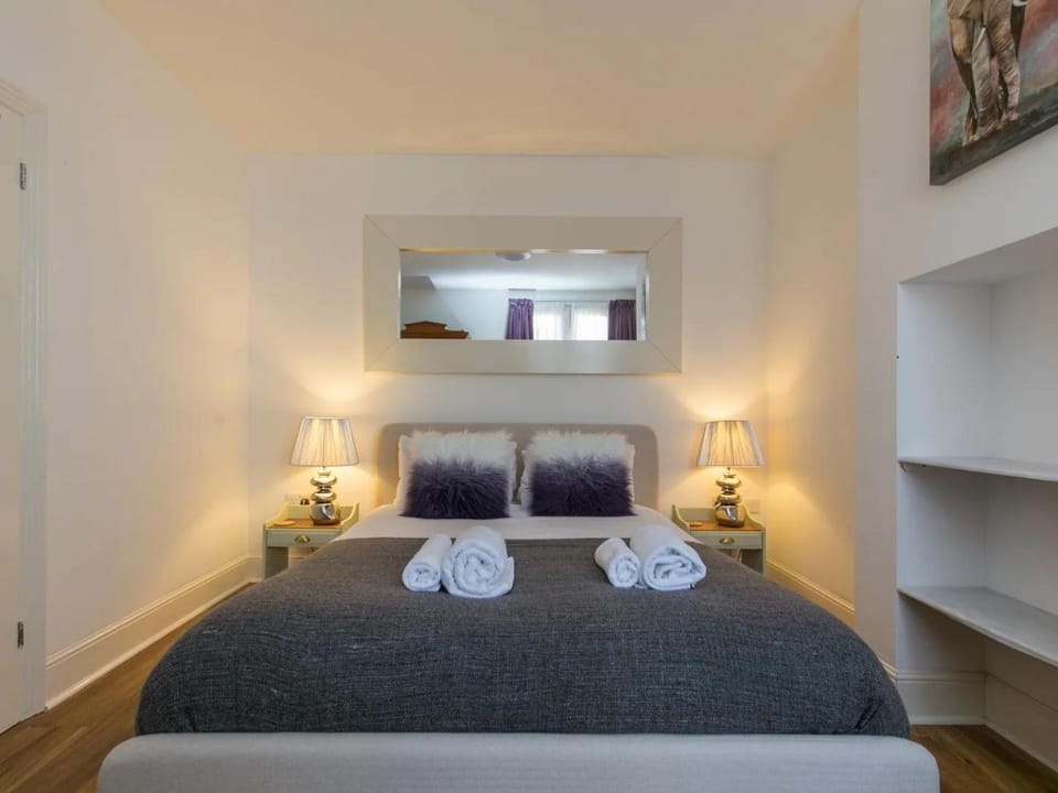Bed, Other, Photo of the whole room, Bedroom, towels
