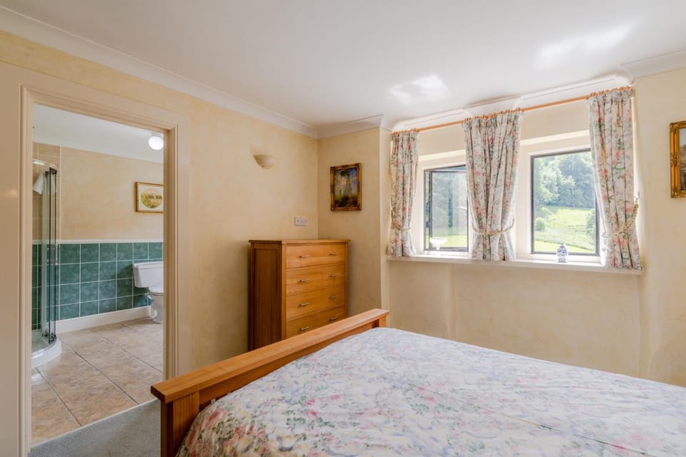 Bed, Bathroom, Photo of the whole room, Bedroom