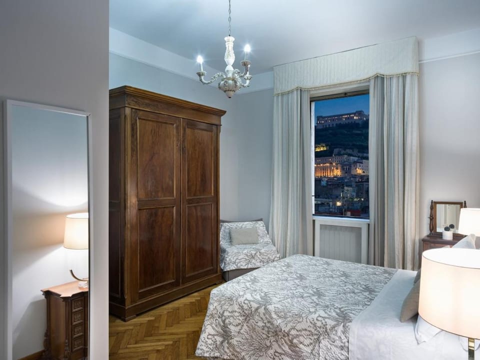Piazza Carità- Vista Vesuvio- 4 camere -16 ospiti Apartment in Naples