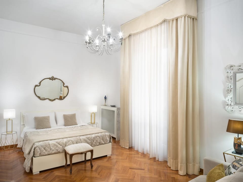 Piazza Carità- Vista Vesuvio- 4 camere -16 ospiti Apartment in Naples