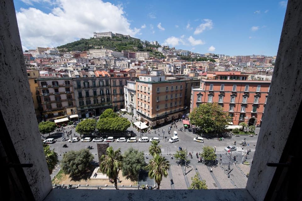 Property building, Nearby landmark, Day, Neighbourhood, Natural landscape, Bird's eye view, City view, Mountain view, Street view, Location, Parking