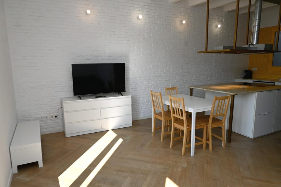 TV and multimedia, Kitchen or kitchenette, Living room, Seating area, Dining area