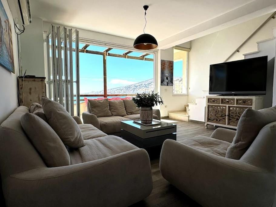 Natural landscape, TV and multimedia, Living room, Seating area, Evening entertainment