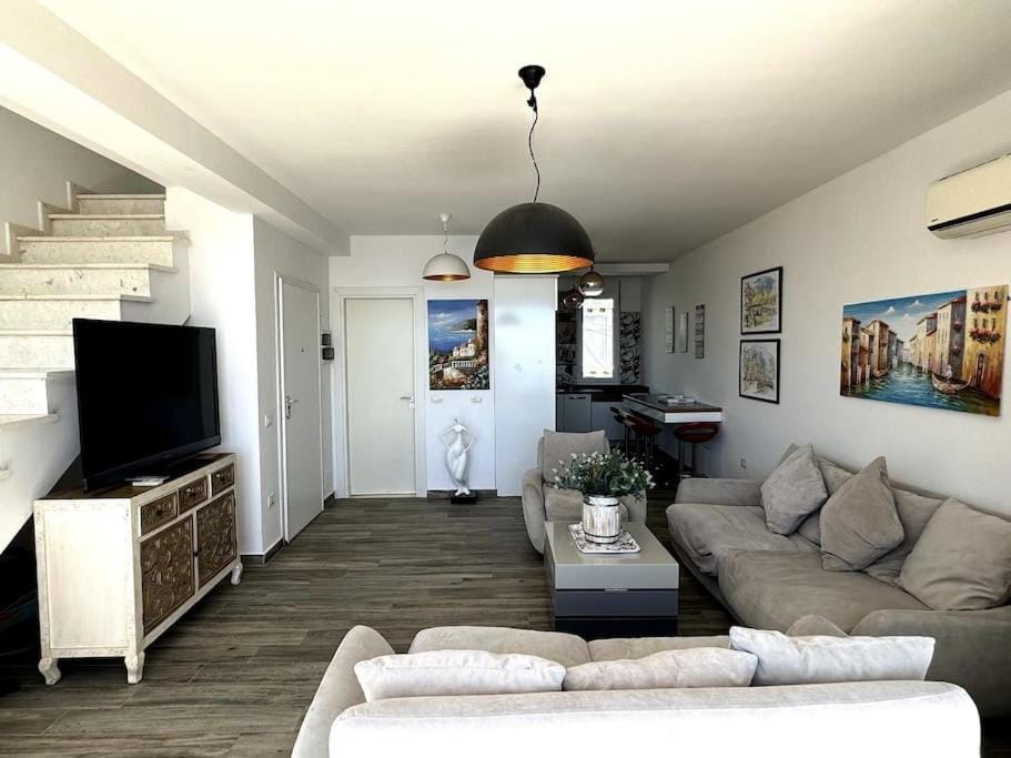 TV and multimedia, Living room, Seating area, Evening entertainment, air conditioner