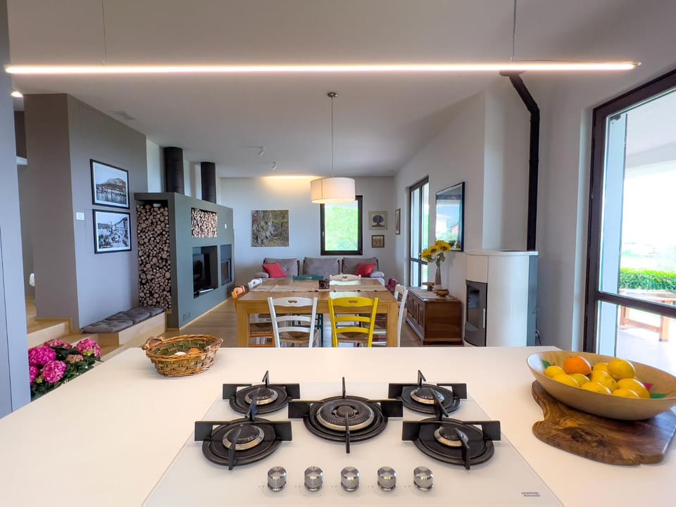 Kitchen or kitchenette, Dining area, stove