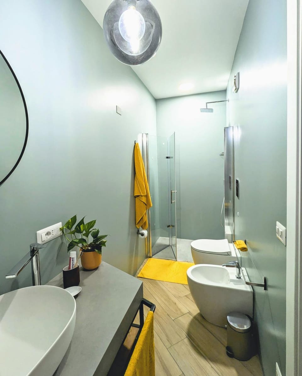 Shower, Toilet, Bathroom, bidet, towels