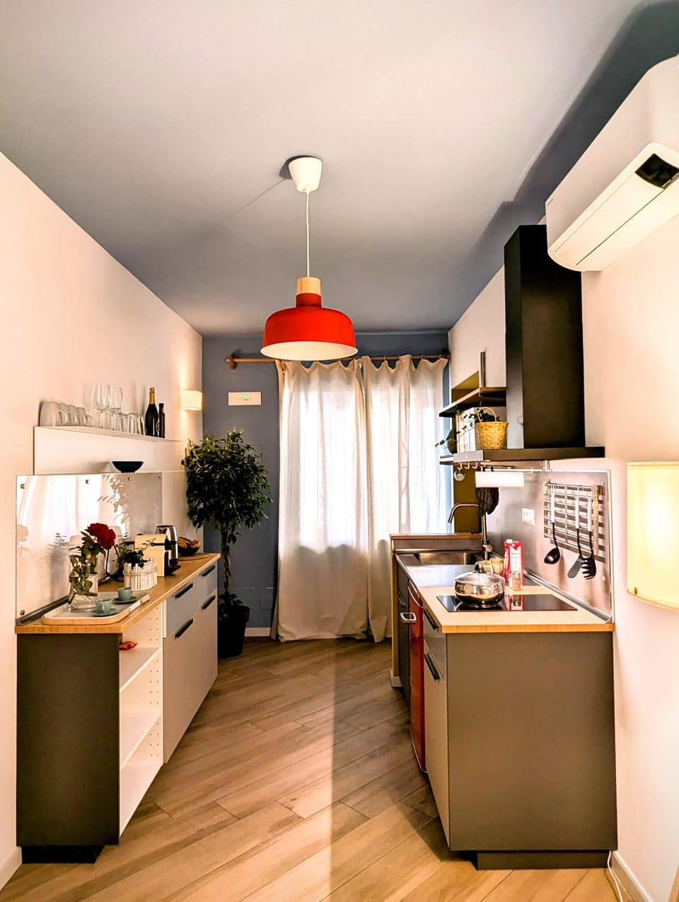 Kitchen or kitchenette, Dining area, stove
