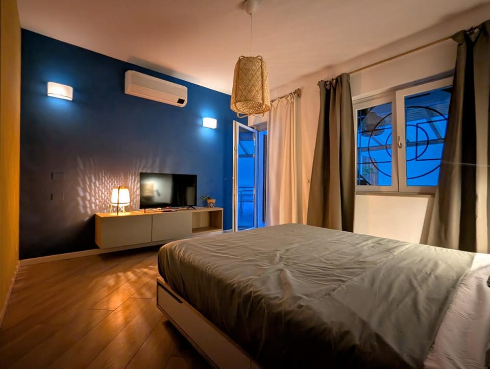 Bed, TV and multimedia, Photo of the whole room, Bedroom, air conditioner