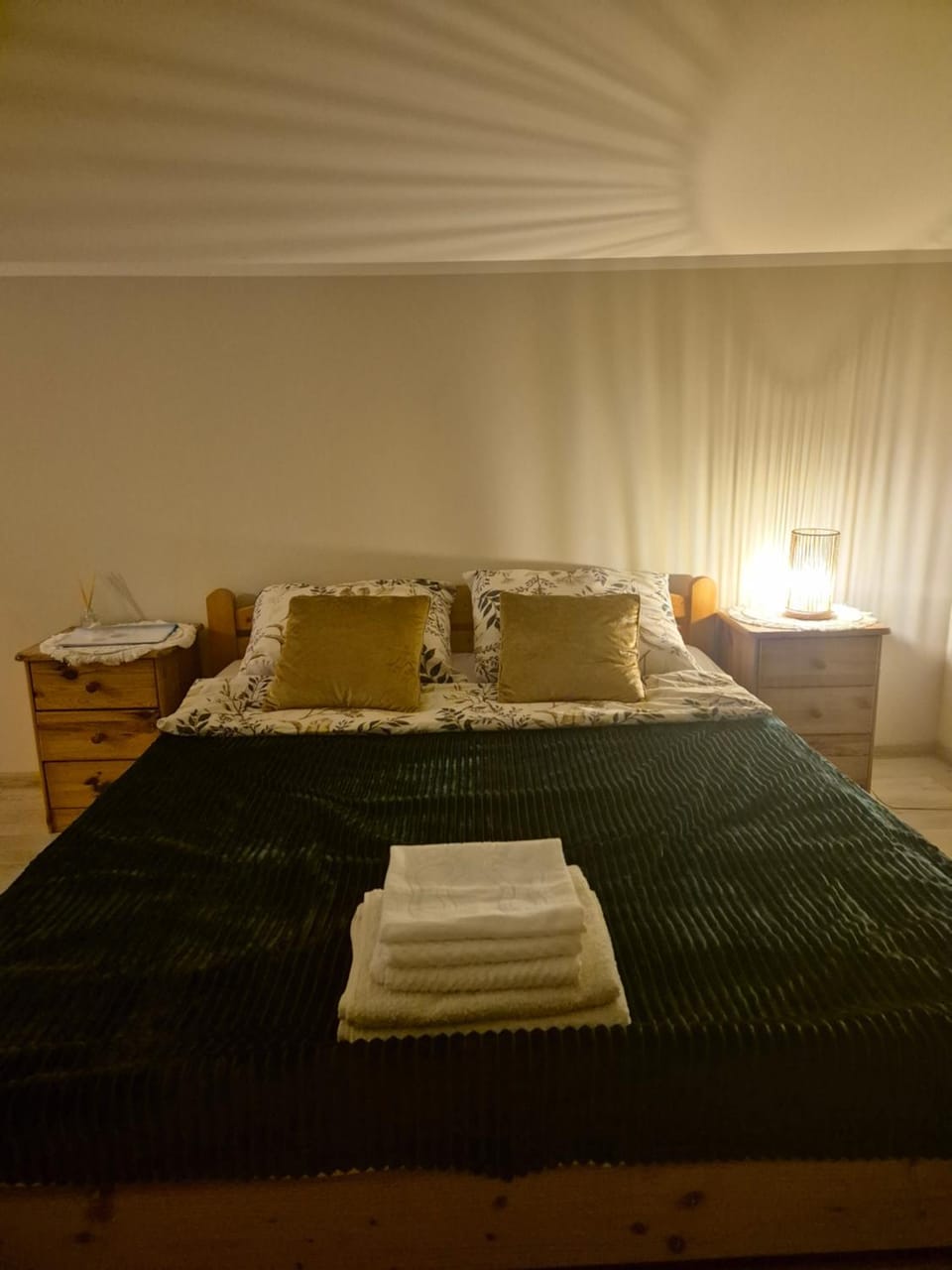 Bed, Photo of the whole room, Bedroom, towels